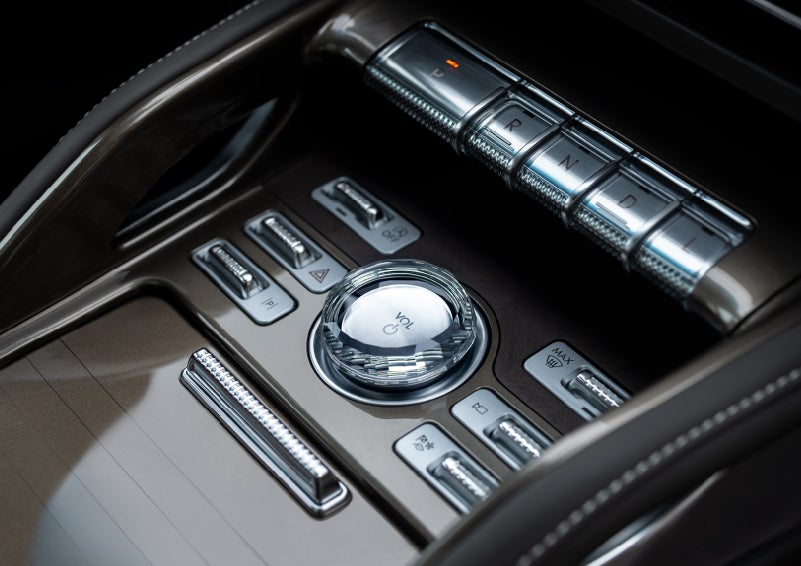 A crystal-inspired volume knob is shown in the center floor console of a 2024 Lincoln Nautilus® SUV. | Casa Lincoln in El Paso TX