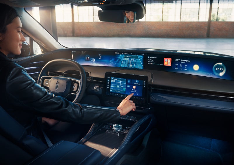 The driver of a 2024 Lincoln Nautilus® SUV interacts with the center touchscreen. | Casa Lincoln in El Paso TX