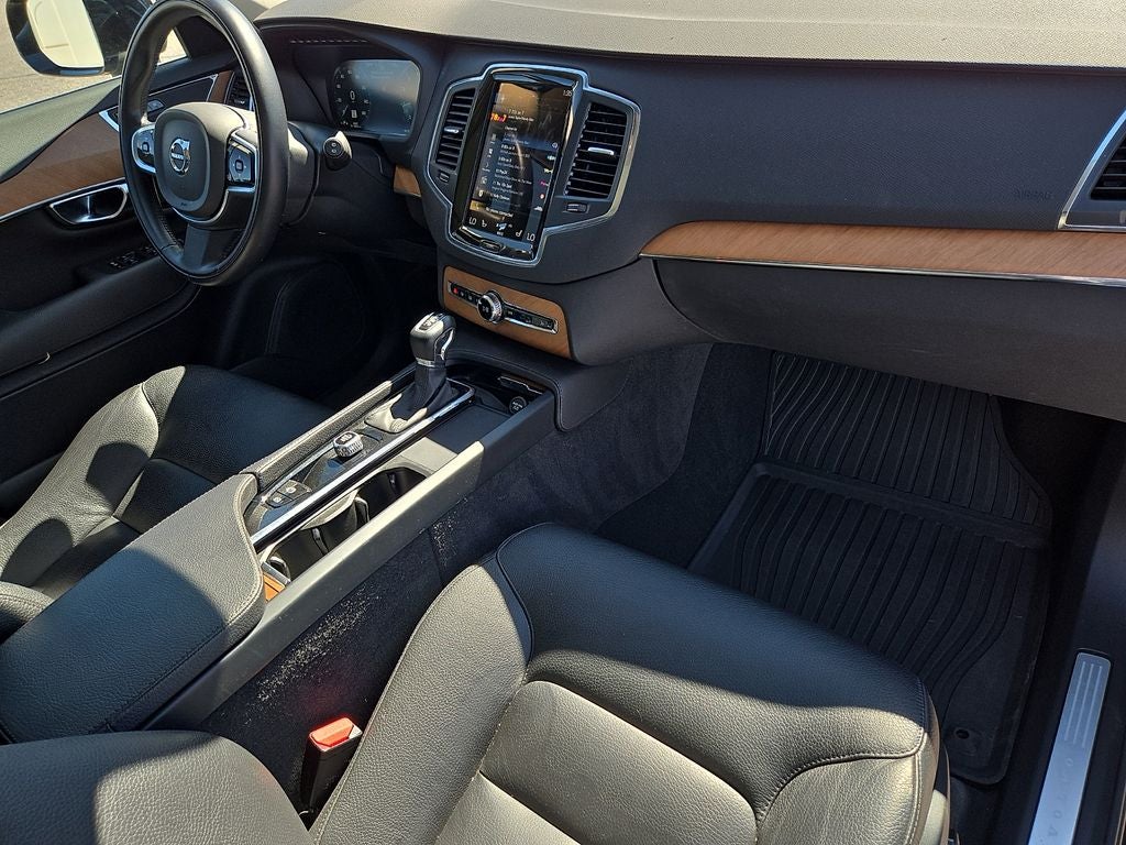 2022 Volvo XC90 T6 Momentum