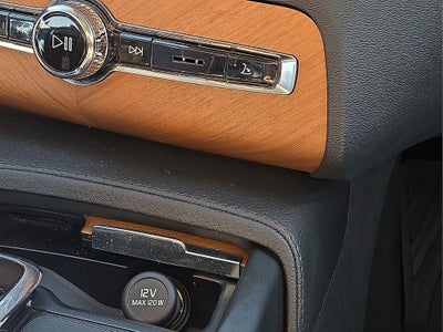 2022 Volvo XC90 T6 Momentum
