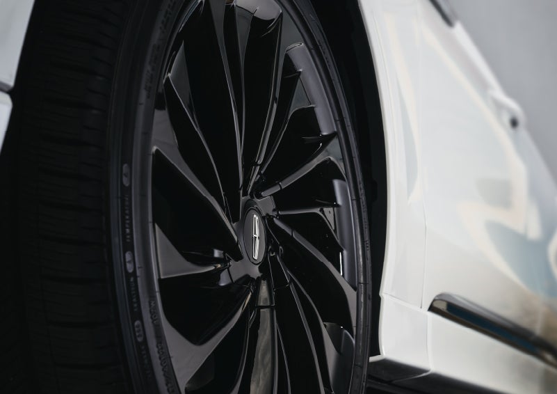The wheel of the available Jet Appearance package is shown | Casa Lincoln in El Paso TX