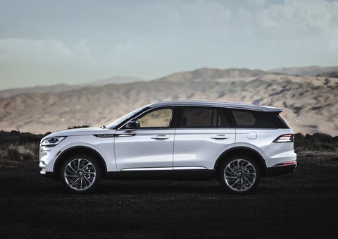 A Lincoln Aviator® SUV is parked on a scenic mountain overlook | Casa Lincoln in El Paso TX