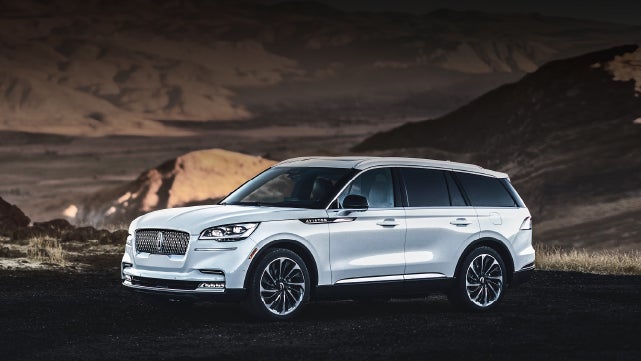 A 2024 Lincoln Aviator® SUV is parked at a mountain overlook | Casa Lincoln in El Paso TX