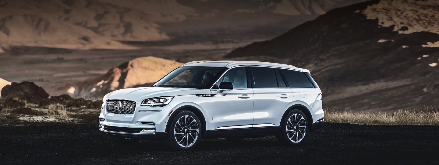 A 2024 Lincoln Aviator® SUV is parked at a mountain overlook | Casa Lincoln in El Paso TX