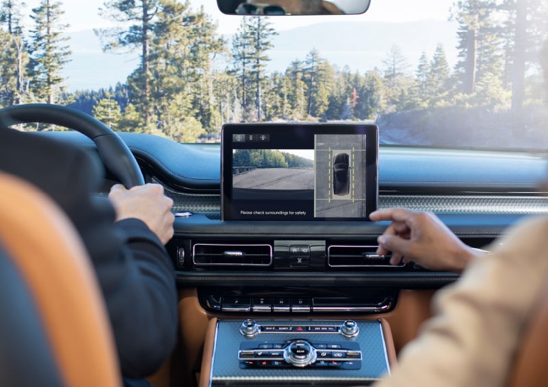 The available 360-Degree Camera shows a bird's-eye view of a Lincoln Aviator® SUV | Casa Lincoln in El Paso TX