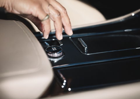 A hand reaching for the Lincoln Drive Modes knob of a 2024 Lincoln Aviator® SUV | Casa Lincoln in El Paso TX