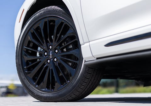 The stylish blacked-out 20-inch wheels from the available Jet Appearance Package are shown. | Casa Lincoln in El Paso TX