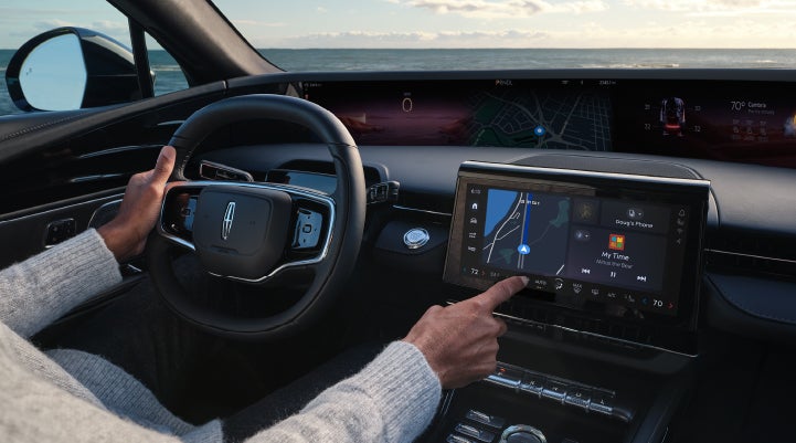 The driver of a 2024 Lincoln Nautilus® SUV interacts with the new Lincoln Digital Experience. | Casa Lincoln in El Paso TX