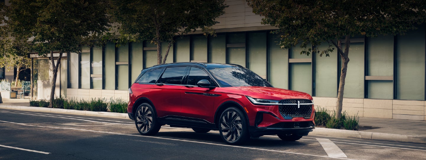 A 2025 Lincoln Nautilus® SUV with an available hybrid powertrain is parked in an urban setting. | Casa Lincoln in El Paso TX