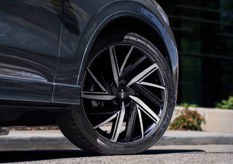 The wheel of the 2026 Lincoln Aviator® SUV is shown slightly angled out | Casa Lincoln in El Paso TX