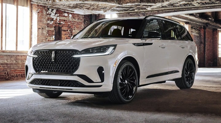 A 2026 Lincoln Aviator® SUV is shown with the available Jet Appearance Package. | Casa Lincoln in El Paso TX