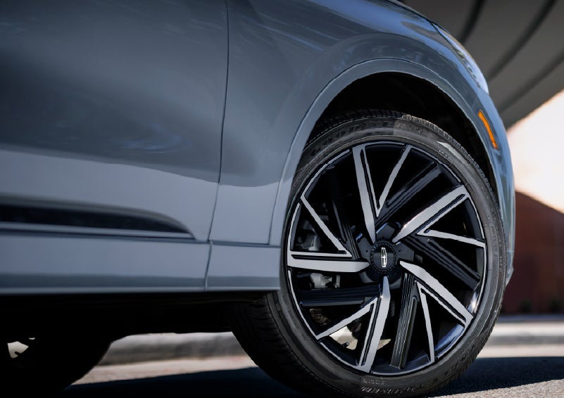 The wheel of the 2027 Lincoln Aviator® Black Label™ SUV is shown slightly angled out. | Casa Lincoln in El Paso TX