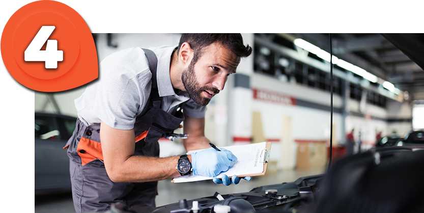 Casa Lincoln Technician examining a ford vehicle